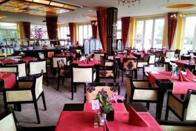 Hotelansicht Hotelrestaurant Kaminecke Lage Ruhig und gleichzeitig zentral gelegen erwartet Sie Ihr Alexa Hotel im schönen Ostseebad Göhren auf Rügen. Den tollen Strand erreichen Sie nach ca. 800 m.