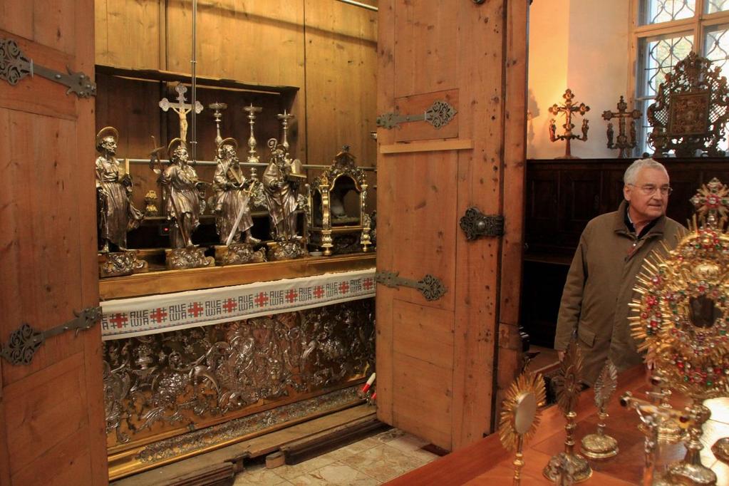 In einem Sakristeischrank ist das reich verzierte Antependium des Augsburger