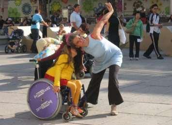 Seminar für Frauen mit und ohne Behinderung Seminar 2 Feldenkrais und Tanz Entdecke Deine Bewegung im Tanz mit Dir und anderen 5 Wir erforschen auf spielerische Art Bewegung.