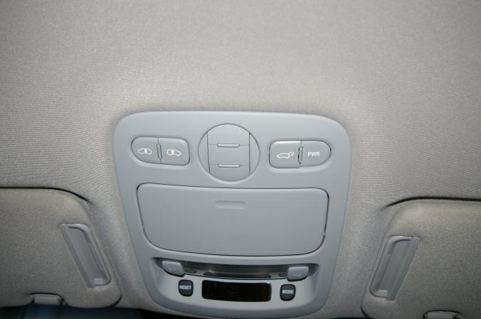 Um die Tür auf der Fahrerseite zu öffnen betätigen Sie den linken Taster der Fernbedienung. Zum Öffnen der Tür auf der Beifahrerseite betätigen Sie den rechten Taster auf der Fernbedienung.