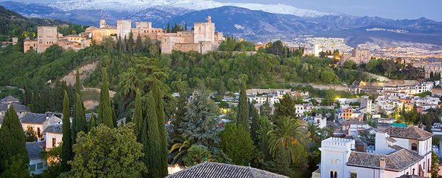 1002 Andalusische Nächte Land der wilden Stiere und heißen Flamenco-Rhythmen Alhambra Patronato Provincial de Turismo de Grana Andalusien, das klingt nach heißem Flamenco und wutschnaubenden Stieren.