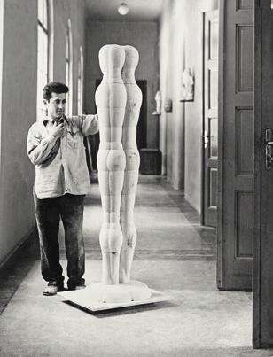 Gips Plaster H: 172,8 cm Joannis Avramidis mit Große Figur in der Fritz Wotruba-Klasse an der Akademie der b