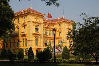 2 Übernachtungen im Conifer Hotel in Hanoi. -/-/A Morgens besuchen wir den Ho Chi Minh Mausoleums- Komplex, den reizvollen anliegenden Park mit Ho Chi Minhs Haus auf Stelzen und den Literaturtempel.