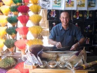 Khai Dinh. Auf dem Weg zum Tu Duc Grabmal halten wir an kleinen Räucherstäbchen-Manufakturen und in der Tu Hieu Pagode, wo der Zen-Meister Thich Nhat Hanh wohnt.
