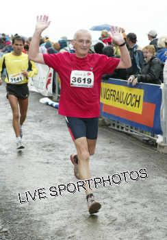 Halbmarathon: Wetzlar City Marathon am 03.09.2005 Karin Fischer-Bechtel Andreas Reuschling Jochen Schappel 2 h : 01 Min. : 45 Sek. 2 h : 01 Min. : 45 Sek 1 h : 44 Min. : 56 Sek. 1 h : 35 Min.