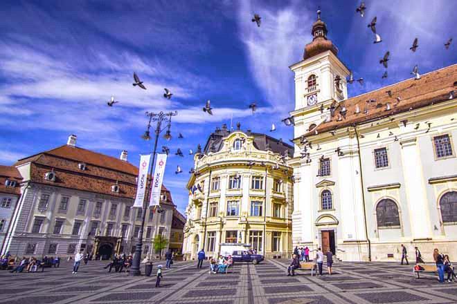 Noch heute lebt in der Stadt die grösste deutsche Gemeinschaft Rumäniens, und dank der Initiativen der lokalen Regierung wurde die