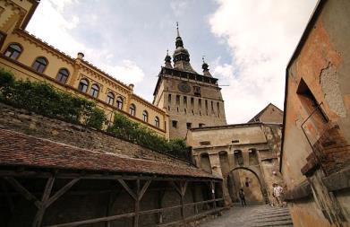 Schässburg ist eine der schönsten und am besten erhaltenen, bewohnten Städte Europas. Sie stammt aus dem 12. Jahrhundert und ist heute UNESCO-Weltkulturerbe.