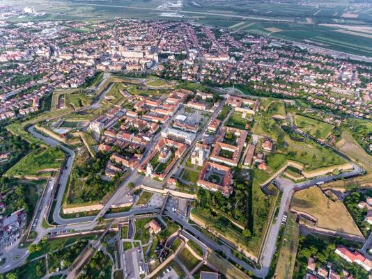 Die Zitadelle von Alba Iulia, die das militärische Architektursystem von Vauban verwendet, ist die grösste dieser Art in Südosteuropa.