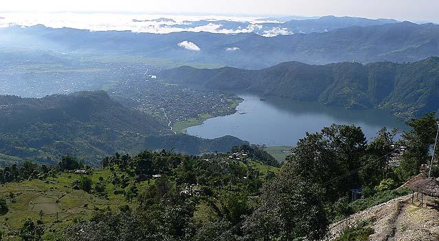 Das Panorama reicht vom Dhaulagiri 8167m im Westen, hinüber zur Annapurna 8091 und zum