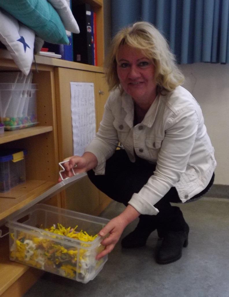 Frau Lehrerin Maria sucht in der Kiste bei den Plastiktieren. Aber auch dort ist er nicht.