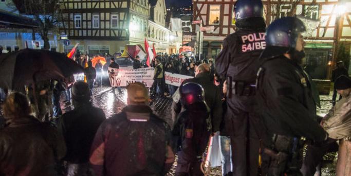 4 Unter dem Thema Büdingen wehrt sich Asylflut stoppen" demonstrierten ca. 100 Personen, hierunter auch Mitglieder der NPD. Zu mehreren angemeldeten Gegenkundgebungen versammelten sich etwa 1.