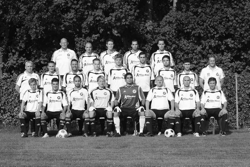 SV Germania Grasdorf: Kader 2010/2011 Obere Reihe von links: Trainer Patrick Werner, Enis Azemovic, Daniel Schmidt, Gianluca Bossio und Christian Stavropoulos.