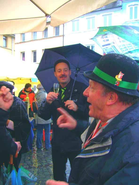 Trotz Regens feierten, tanzten, schunkelten und sangen Milliunen Laidt mit den Karnevalisten, Glühwein vom Weingut Zender sorgte für die notwendige Wärme.