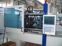 Thermoplastautomat BATTENFELD, 400 Tonnen stark, mit Robotern Manipulatoren ausgestattet