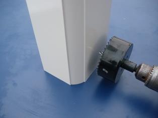 schließen den PVC Rohrbogen durch das gebohrte 80 mm Loch an das PVC Rohr an. Montage Wandanschlussprofil 1.