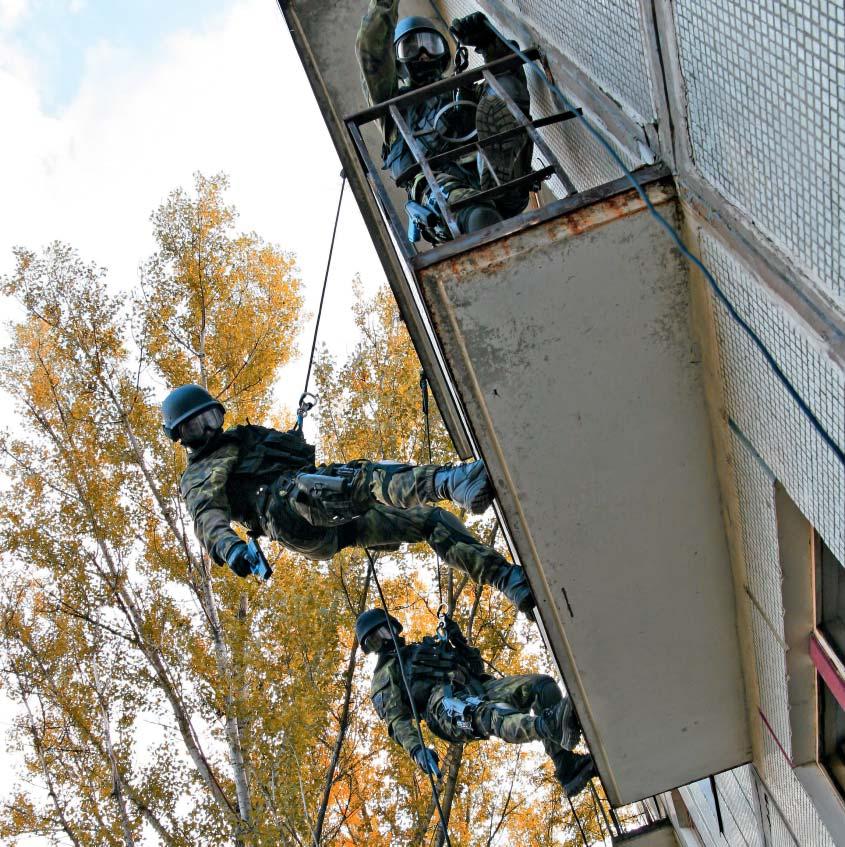 Einsatzkräfte Systeme für Einsatzkräfte Militär und Sondereinheiten Vollständige Ausrüstungslinie in schwarzer Textil- und Metallausführung inclusive Seile und Lanyards.