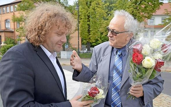 Mit Blumen bedankte sich Heinz Schreiber vom Verein "Denk mal mit Leben" bei Oberbürgermeister Torsten Pötzsch für seine Rede. Foto: Preikschat Danach wurde es am Glasmacherbrunnen symbolträchtig.