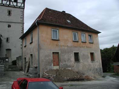 Hälfte 19. Jh.) über den Brühlbach. Wirtshausschild fehlt heute. Kirchstraße 11: Ehem. Schule. 1782.