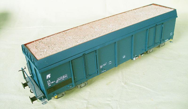 Bezüglich die Beladungskapazität (62 Ton) des Eaos x Hochbordwagens mit eine Ladefläche von 35 m2, und das spezifisches Gewicht des diese Schüttgut (0.