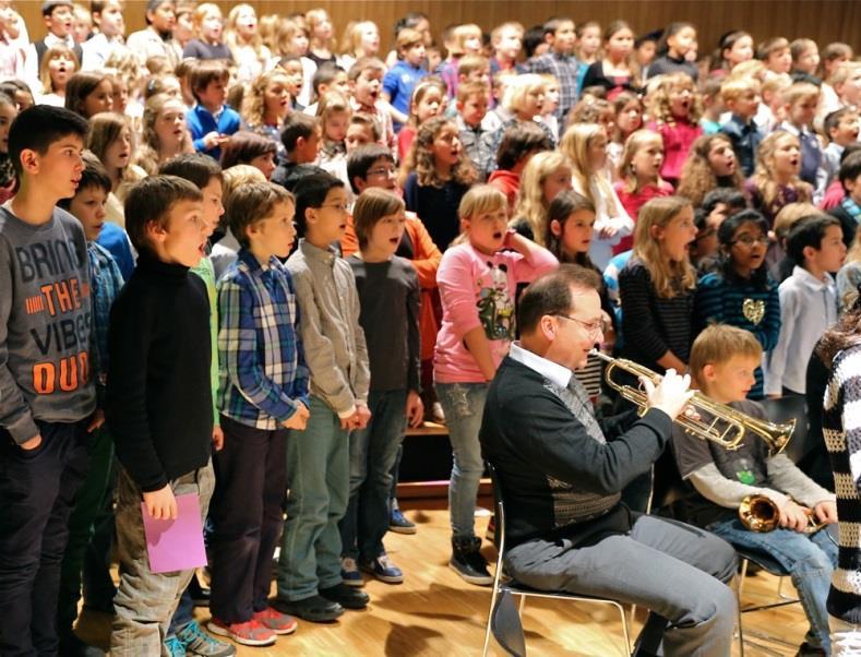 Das Singen und das Musizieren im Orchester ist ein Markenzeichen der Schule und begeistert in zwei