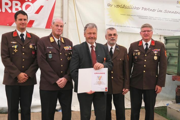 Im Anschluss wurden noch zwei Kameraden der FF Oberolberndorf ausgezeichnet. EHBI Gottfried Muck erhielt die Verdienstmedaille des NÖ Landesfeuerwehrverbandes 3.