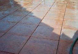 Auf Terrassen vorhandene Dachrandbleche, Metallgeländer und Verkleidungen aus Kupferblech oder anderen säureempfindlichen Metallen sind durch Bauplastik vor einer möglichen Säureeinwirkung wirksam zu