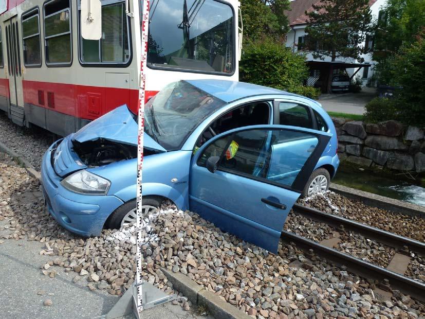 Der Lokführer sagte vor der Kantonspolizei aus, dass er nach der Linkskurve plötzlich das Auto auf dem Bahnübergang gesehen habe.