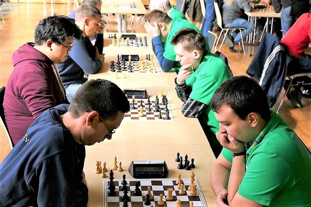 In diesem enorm spannenden Match hatten die Schachfreunde Bad Emstal / Wolfhagen letztlich das glücklichere Händchen und setzten sich knapp mit 2½:1½ durch.