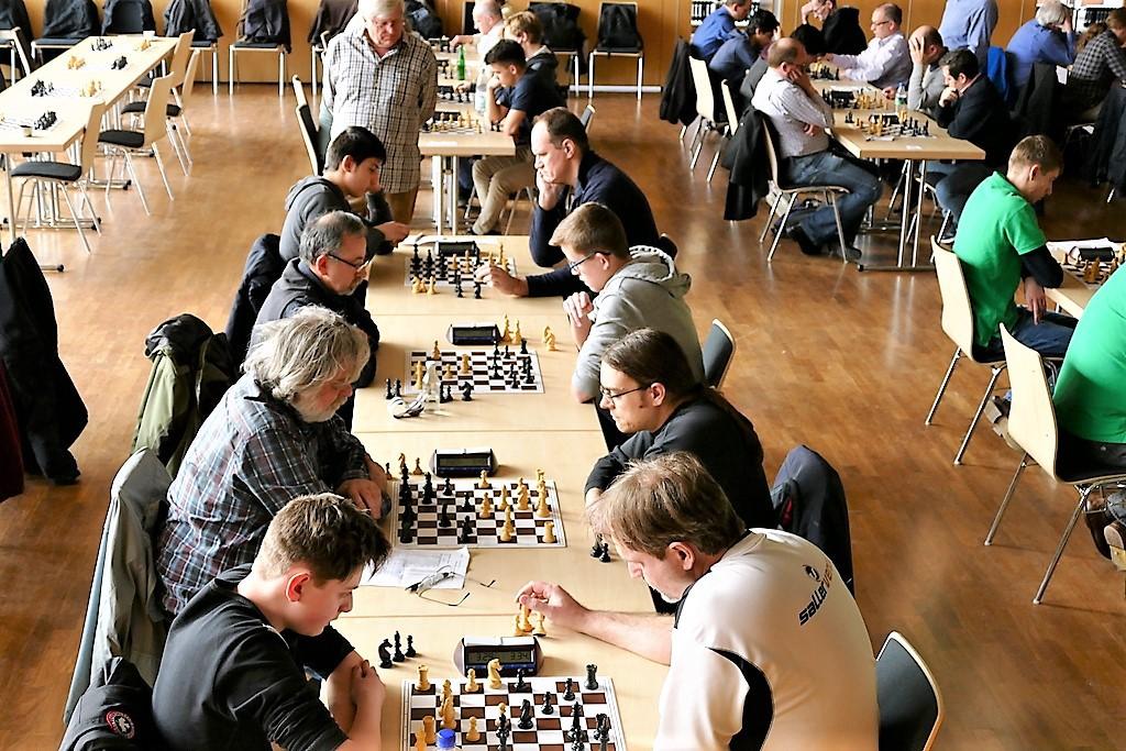 Platz landete mit 32:2 Mannschaftspunkten und starken 60 Brettpunkten