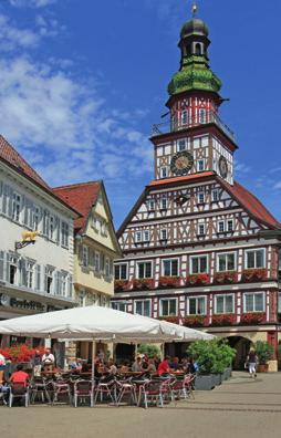 Die tadt Kirchheim unter Teck, etwa 15 km von Esslingen am ecker und 25 km von tuttgart entfernt, ist eine Fachwerk- und Marktstadt, tadt der egelflieger und der lebendige