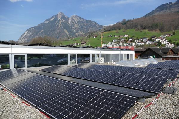 Photovoltaikanlagen SONNENENERGIE Mittels der Photovoltaikanlage wird die Sonnenergie direkt in elektrische Energie umgewandelt und ins Stromnetz eingespiesen.