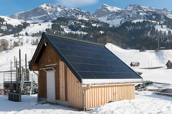 Die aktuell grösste Photovoltaikanlage (850 m²) befindet sich auf dem Dach der Garage Windlin in Kerns und versorgt jährlich rund 40 Haushalte.