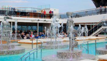 Gäste der MSC Meraviglia können an diversen Pools entspannen, darunter am großen