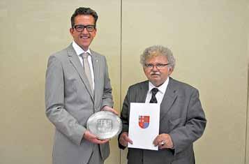 KreisNachrichten Bitburg-Prüm Ausgabe 29/2015 Seite 7 Jakob Schmitt erhält Wappenteller des Kreises Bitburg-Prüm Landrat Dr.