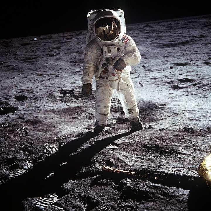 Gewichtskraft mit measureapp (Artikelnr.: P0999068) Einführung Warum schweben wir auf der Erde nicht wie ein Astronaut auf dem Mond?