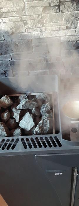 Durch einen Kombi- Ofen kann in der Sauna auf Dampfbetrieb umgestellt werden.