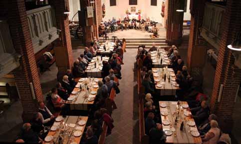 Rückblick Luthermahl in der voll besetzten Kirche Für über 100 Gäste waren die Tafeln festlich in der Uetzer Johannes-der Täufer-Kirche am Abend des Reformationsjubiläums gedeckt.