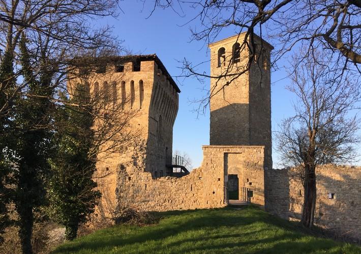 Wanderung mit Besuch der Burgen Canossa und Rossena.