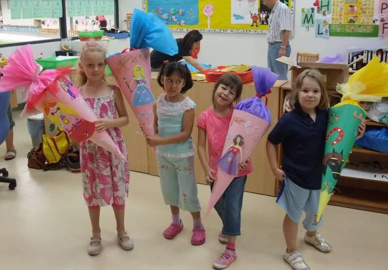 09 um 17.00 Uhr im Kindergarten an, beladen mit Schlafsäcken, Decken, Kissen, Kuscheltieren und Taschenlampen.