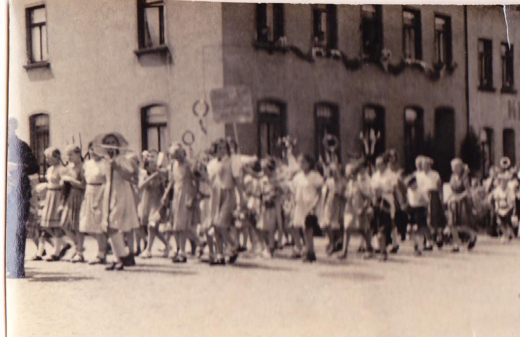Umzug durch Hinterhain 1954 der Veranstaltungen des Ortsteiles oder Dorfes. Dort traf sich die Bevölkerung des Ortes und darüber hinaus und es wurde zünftig gefeiert.