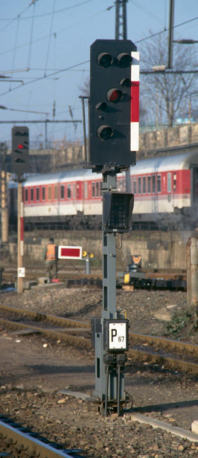 Am Halt zeigenden Lichtsignal mit dem weißrot-weißen Mastschild oder mit dem mit einem roten, nach oben weisenden Dreieck dürfen Züge nur auf Ersatz-, Vorsichts-, Gegengleis-Ersatzsignal oder, sofern