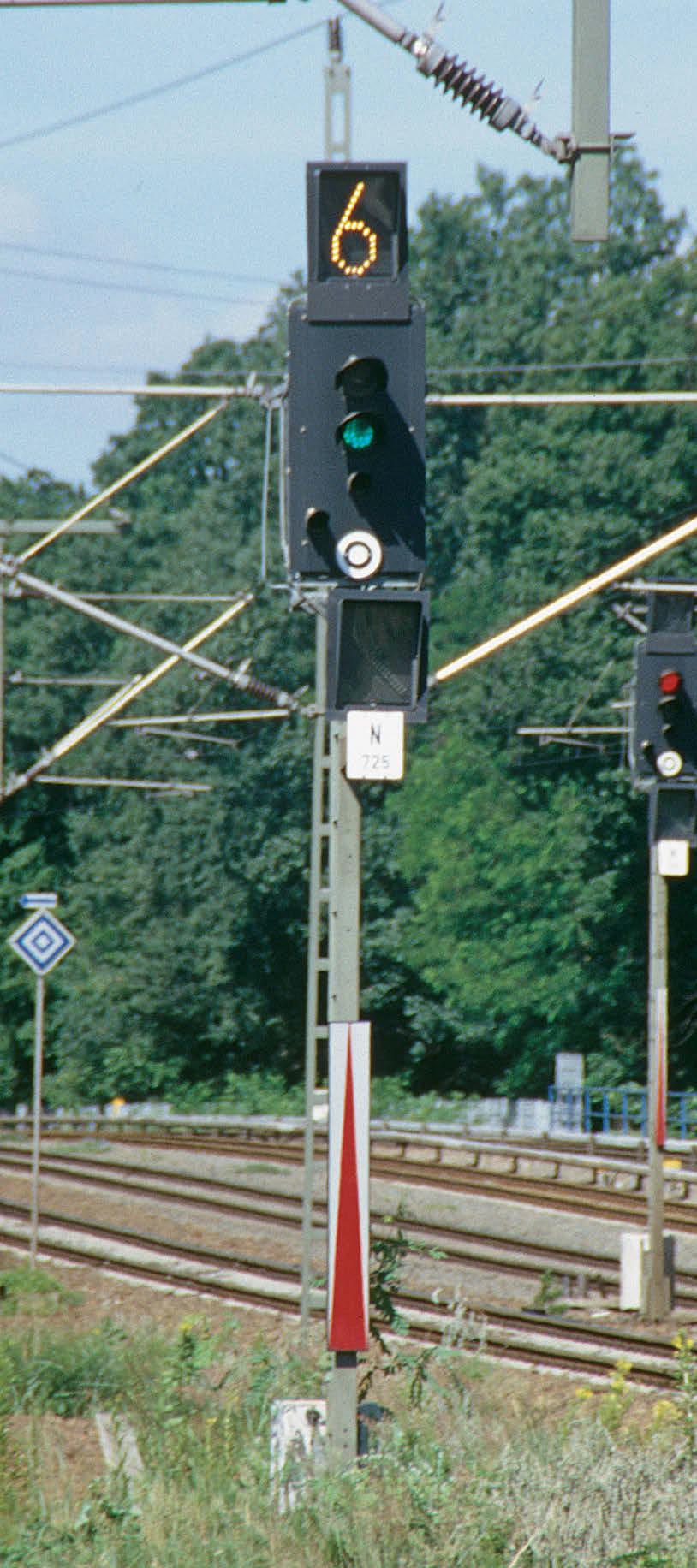 Ist das Lichthauptsignal mit einem weiß-gelbweiß-gelb-weißen Mastschild versehen und zeigt es Halt oder ist es gestört, dürfen Züge nach dem Anhalten ohne Zustimmung vorbeifahren, wenn die
