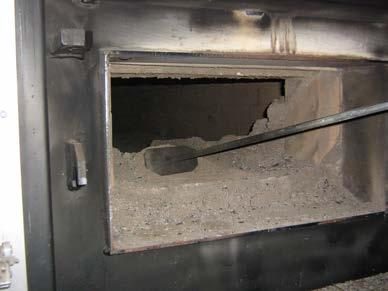 Instandhaltung Reinigung 4 Brennraum reinigen Brennraumtür öffnen Ascheablagerungen an