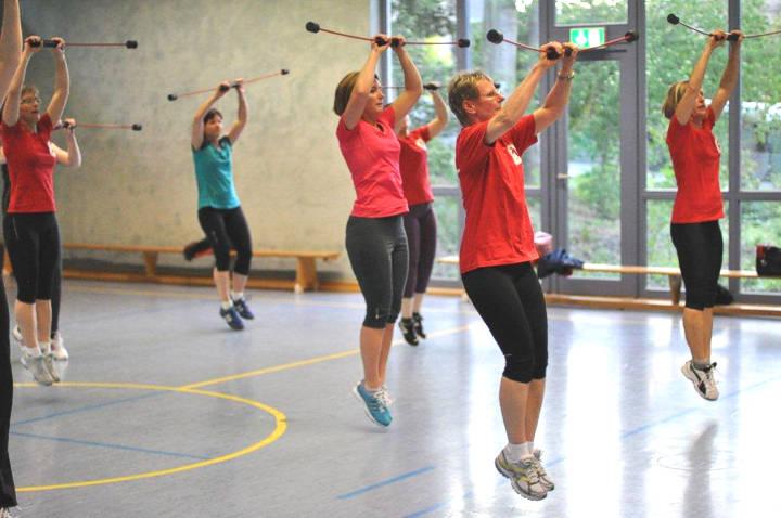 Mindestens 20, manchmal knapp 40 Amateur-Sportlerinnen kommen jeden Montag in der Turnhalle der Schenkelsbergschule zusammen, um ihrem Körper etwas Gutes zu tun, ihre Figur zu halten oder zu