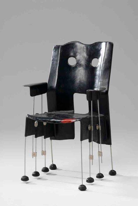 Beim Cardboard Chair folgen dünne Kartonrohre einem Gestell aus Buchensperrholz und ergeben so Sitzfläche und Lehne.