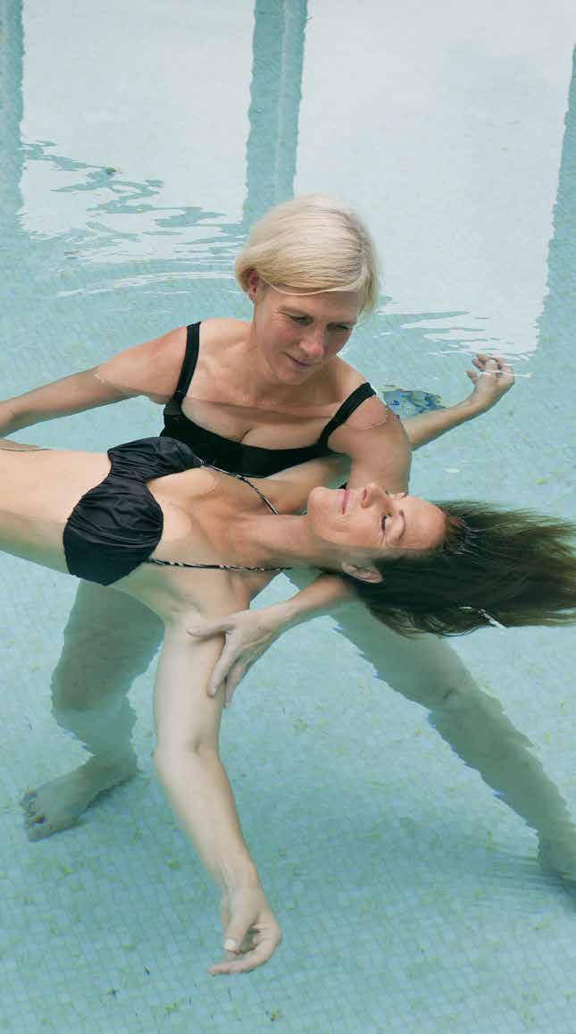 WATSU Sanfte Körperarbeit nach Zen-Shiatsu Eine Therapeutin hält Sie im warmen Wasser, bewegt und massiert Sie dabei sanft. Das Gesicht bleibt über Wasser.