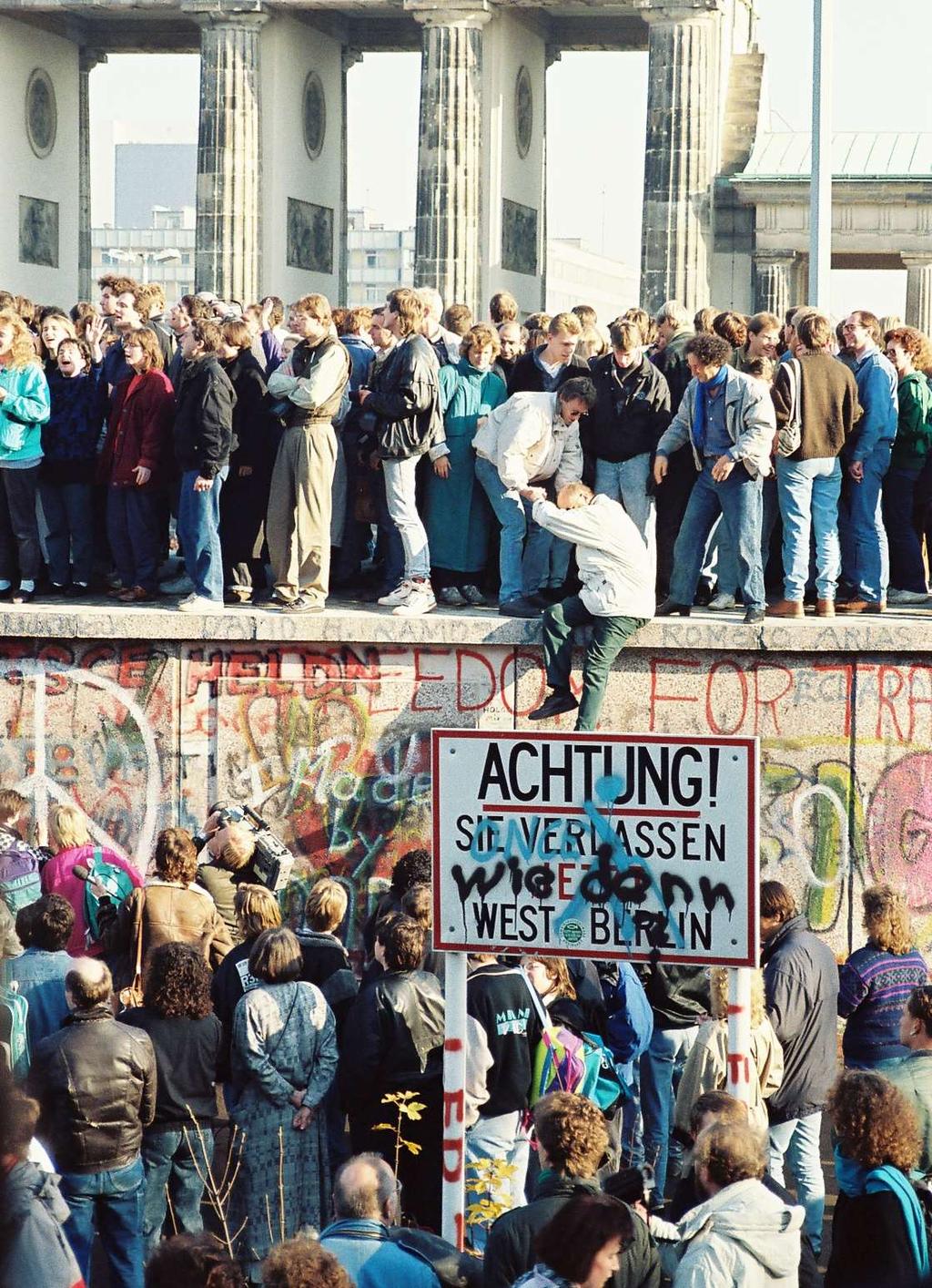 DIE MAUER MUSS WEG Protest gegen die Mauer Viele Jahre später (later), im Jahr 1989, begannen viele Menschen, die in der DDR geblieben waren, offen (open) auf der Straße gegen (tegen) die Regierung