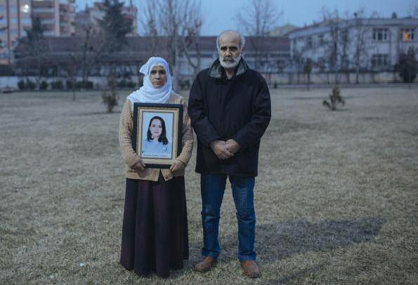 Trauernde eltern ÇuKur Der Krieg wird so schnell nicht enden, ich wollte nur nicht, dass er mein Mädchen nimmt Die Eltern sagen, sie wünschten sich nur eines: ihre Kinder anständig zu beerdigen.
