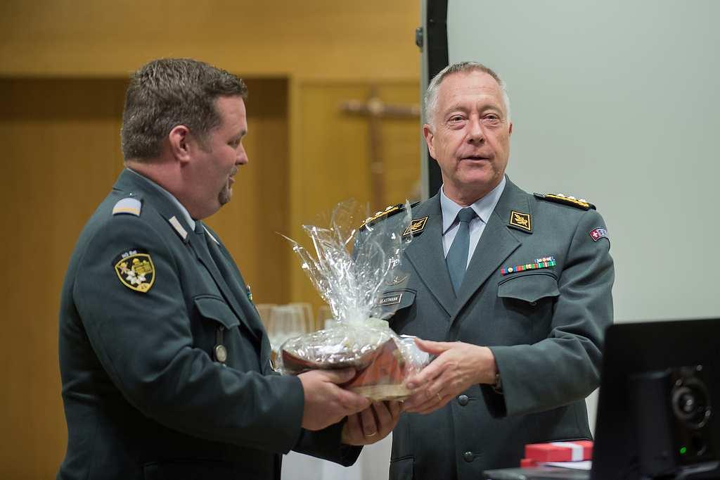 und der OG Präsident erhält aus den Händen von KKdt Blattmann ein modernes Swiss Army Knife Besten Dank!