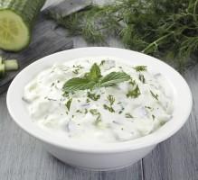 Cacik - Tzatziki Gurken waschen, schälen und entkernen. Fein würfeln oder auf der Reibe grob raspeln. Gurken in einem Sieb ausdrücken (oder mit einem frischen Küchentuch trocken drücken).